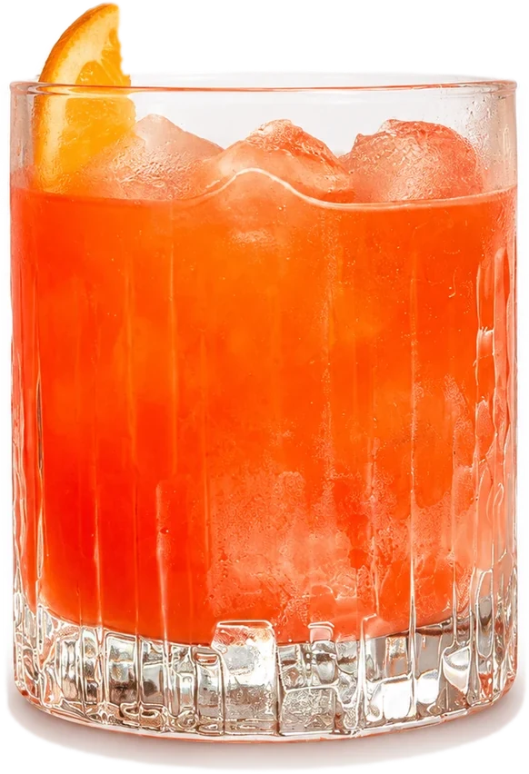 Cocktail arancione con ghiaccio e spicchio d&rsquo;arancia, servito in bicchiere basso