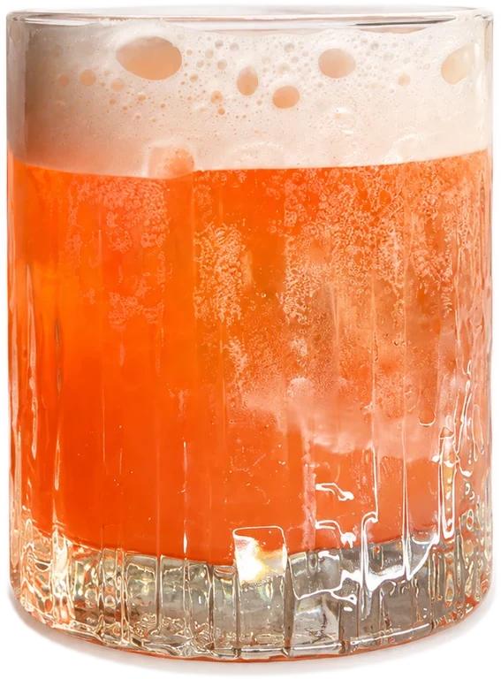 Cocktail arancione con schiuma, servito in bicchiere basso